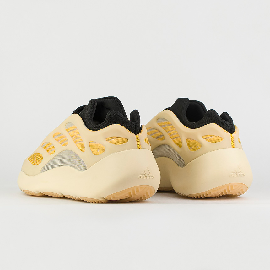 кроссовки Adidas Yeezy 700 v3 Safflower