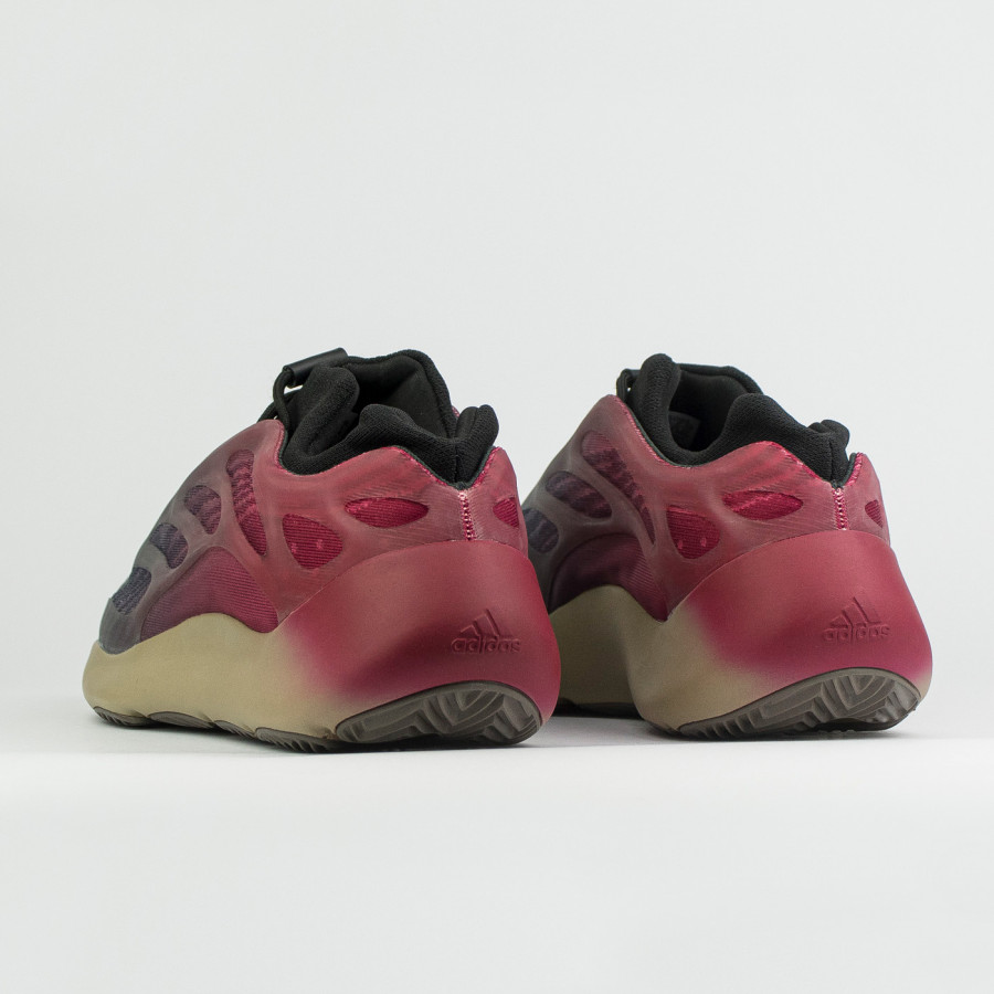 кроссовки Adidas Yeezy Boost 700 v3 Wmns Fade Carbon