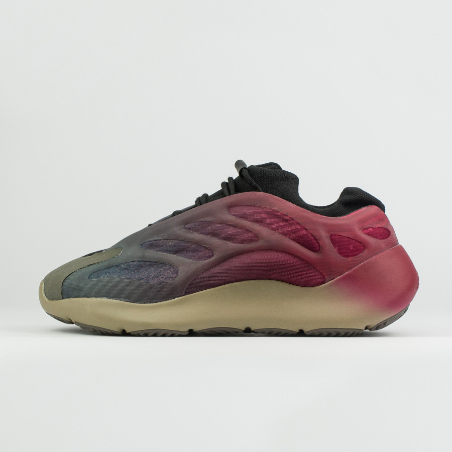 кроссовки Adidas Yeezy Boost 700 v3 Wmns Fade Carbon